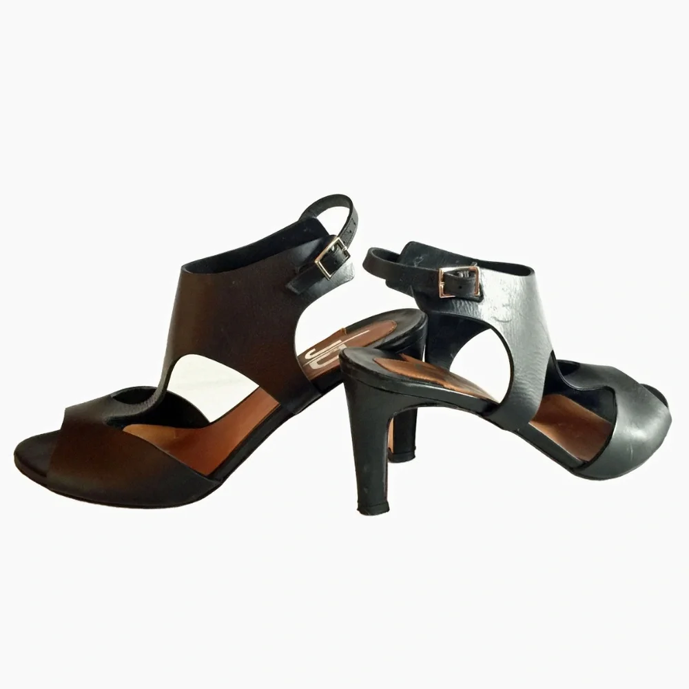 JD Julie Dee Black Leather T-Strap Pumps‎